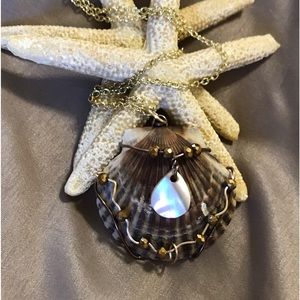 Beach jewelry Scallop Necklace Seashell Necklace Mother of Pearl
